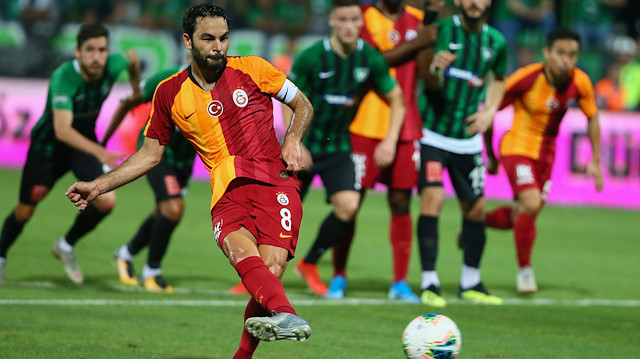 Galatasaray'da Selçuk İnan'ın penaltısını Denizlispor kalecisi Adam Stachowiak kurtardı.