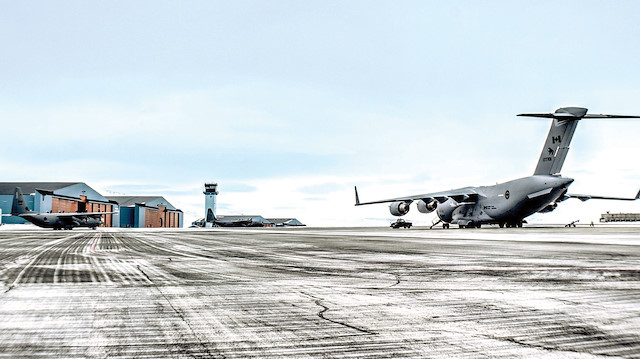 ABD’nin hali hazırda 56 bin nüfusa sahip Grönland’ın kuzeybatısında Pituffik Havaalanı olarak da bilinen Thule Hava Üssü bulunuyor. Üste bir balistik füze radar istasyonu da mevcut. ABD daha 1946 yılında Grönland’ı satın almak için Danimarka’ya 100 milyon dolar önermiş ancak Danimarka Hükümeti teklifi reddetmişti.