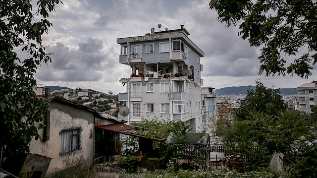 Sancaktepe'de bir binada doğal gaz patlaması sonucu hasar oluştu.