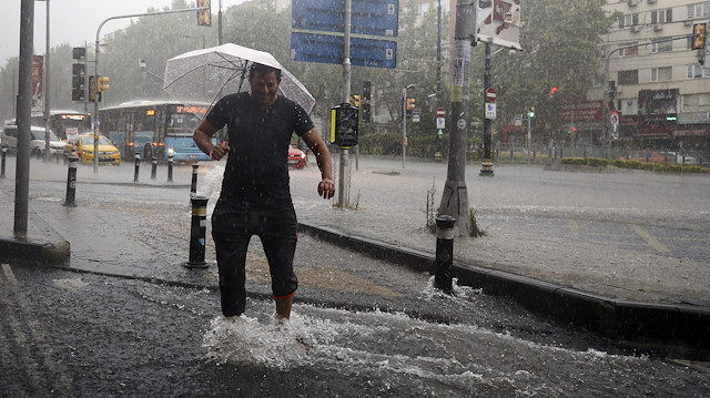 İstanbul'da etkili olan sağanak yağışa sokaklarda yakalanan vatandaşlar zor anlar yaşadı.