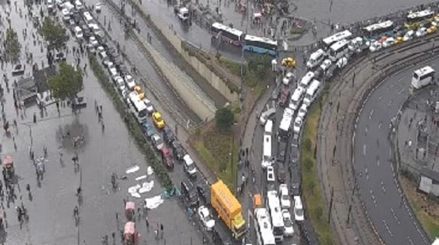 İstanbul'da sağanak yağışın ardından trafik durdu