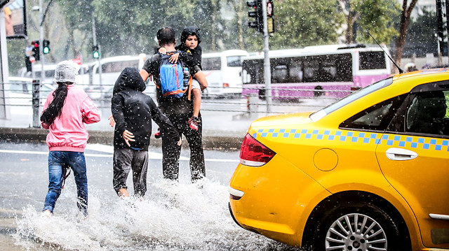 İstanbul'da sabah saatlerinde başlayan sağanak yağmur hayatı olumsuz etkiledi.