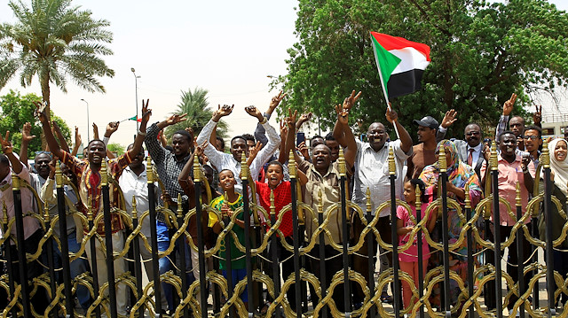 Sudanese people carry their national flag and chant slogans as they celebrate the signing of a constitutional declaration between Deputy Head of Sudanese Transitional Military Council, Mohamed Hamdan Dagalo and Sudan's opposition alliance coalition's leader Ahmad al-Rabiah, outside the Friendship Hall, in Khartoum, Sudan August 4, 2019. REUTERS/Mohamed Nureldin Abdallah

