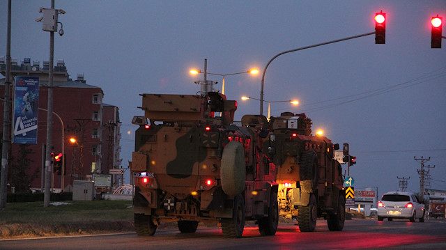 Zırhlı araçlardan oluşan konvoy, Suriye'ye doğru yola çıktı.