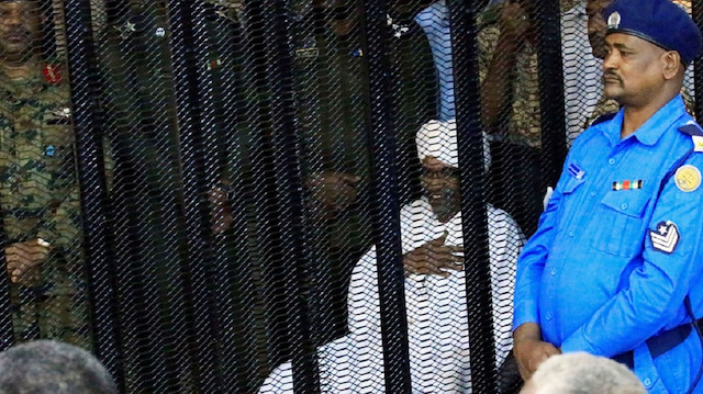 شاهد ​أول صور للرئيس السوداني المعزول عمر البشير من داخل "قفص الاتهام"