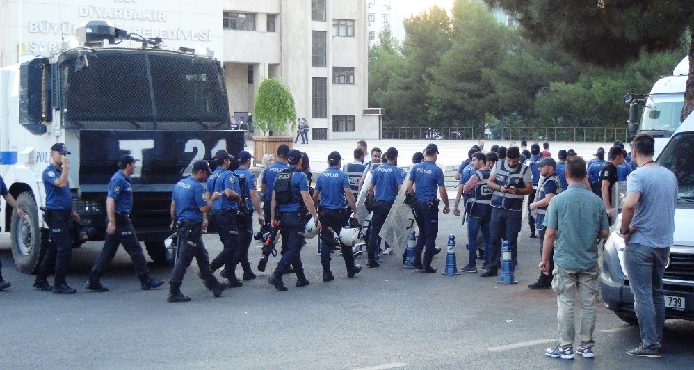 Diyarbakır Büyükşehir Belediyesi'ni polisler sardı.