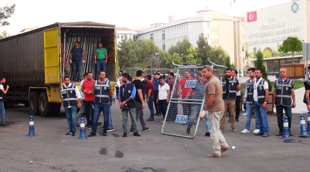 Diyarbakır Büyükşehir Belediyesi'ni polisler sardı.