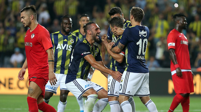 Gazişehir Gaziantep'i 5-0 mağlup eden Fenerbahçe, Süper Lig'in ilk haftasında liderlik koltuğuna oturdu.