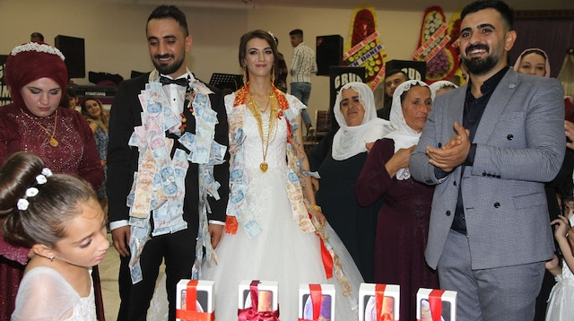 Evlenen kardeşine 50 bin TLlik telefon taktı