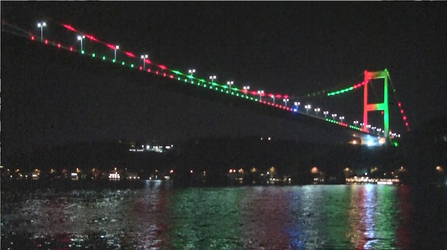FSM köprüsü, Afganistan bayrağı renklerine büründü.