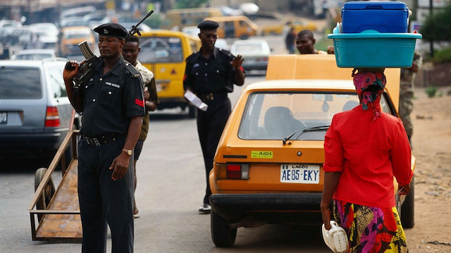 Nijerya'da vali yardımcısının konvoyuna saldırıda 5 polis öldü.