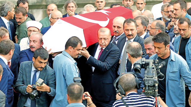 Cenazeye birçok seveninin yanı sıra Cumhurbaşkanı Recep Tayyip Erdoğan da katıldı.