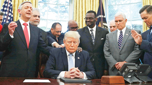 Başkanlık koltuğuna oturduktan sonra ABD Başkanı Trump pekçok kez Evanjelik Hristiyan liderleri Beyaz Saray’da ağırladı.