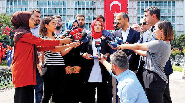Medya A.Ş.’den çıkarılan çoğu gazeteci 50 kişi adına basın açıklaması yapan Mihriban Çetinel, İmamoğlu ve Kılıçdaroğlu’na seçim öncesi verdikleri sözleri hatırlattı.