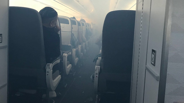 Hawaii eyaletine giden yolcu uçağının kabin ve kargo bölümü duman doldu. 