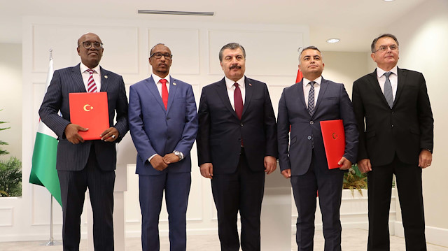 Bakan Fahrettin Koca (ortada), Cibuti Sağlık Bakanı Muhammed Warsama Dirieh (soldan birinci) ile işbirliği protokolü imzaladı.