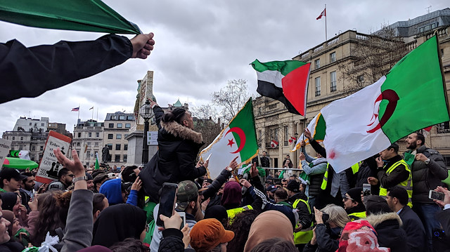 Cezayir'de 27 hafta önce başlayan gösteriler hala devam ediyor.