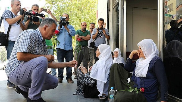 HDP İl Başkanlığı önünde eylem yapan acılı anneyi takip eden gazetecilere bir partili tepki göstererek olay yerinden ayrılmalarını istemişti.