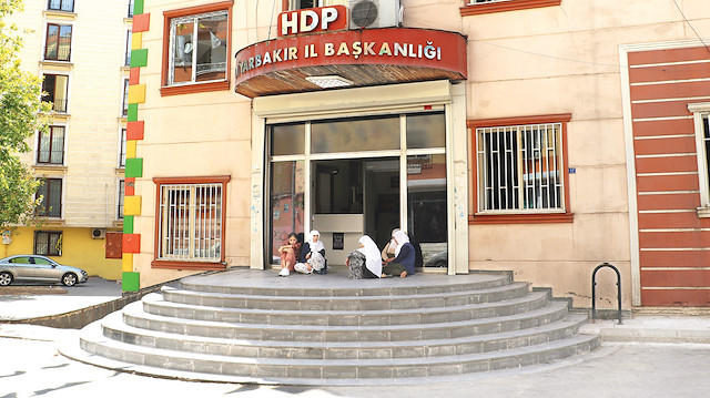 HDP Diyarbakır İl Binası önünde oturma eylemi yapan Hacire Akar