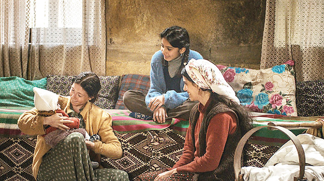 Kız Kardeşler, annelerinin ölümünün ardından farklı yollara savrulmak zorunda kalan üç kız kardeşin hikayesini konu ediyor. Film 13 Eylül’de Türkiye’de vizyona girecek.