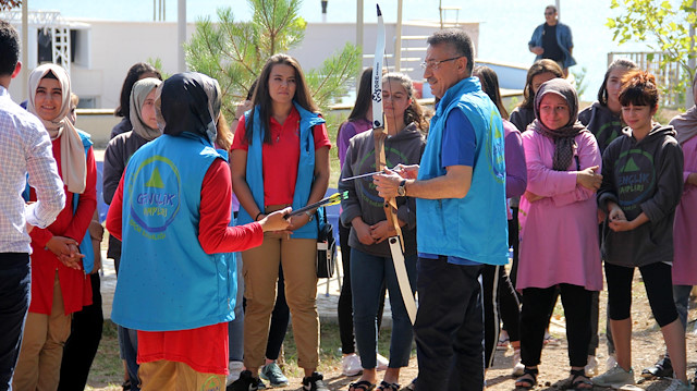 Cumhurbaşkanı Yardımcısı Fuat Oktay, gençlik kampında gençlerle bisiklete ve kanoya bindi