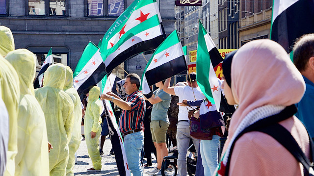 Hollanda'nın Amsterdam kentinde Suriye için dayanışma gösterisi yapıldı.