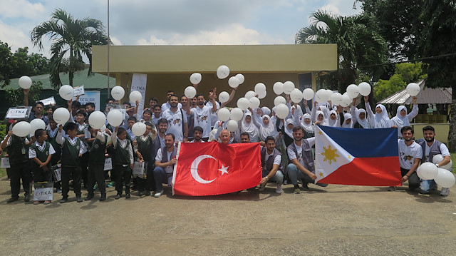 TİKA gönüllüleri Filipinler'de, okul kütüphanesinin yenilenmesine katkıda bulundu.