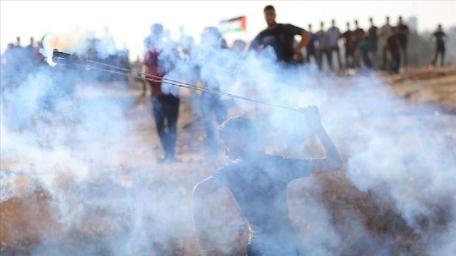 اختناق فلسطينيين إثر مواجهات مع الجيش الإسرائيلي وسط الضفة الغربية