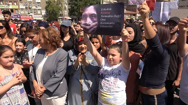 Emine Bulut için toplanan Kırıkkaleliler, cinayetin işlendiği iş yeri önünde protesto edip, karanfil bıraktı.