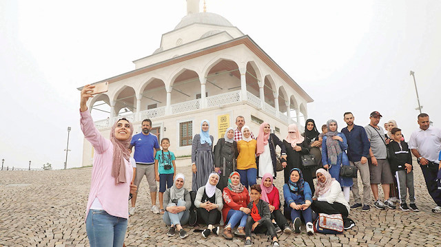 Arap turistler, Hacı Hafız Yusuf Yılmaz Camisi'ne yoğun ilgi gösteriyor
