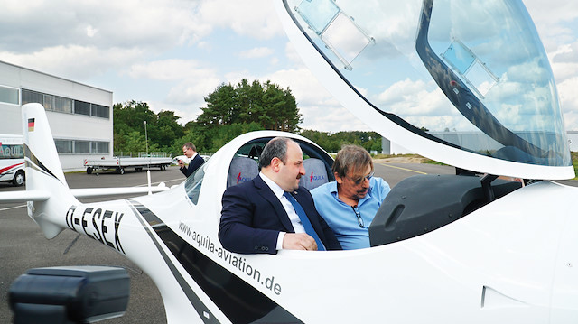Geçtiğimiz günlerde Sanayi ve Teknoloji Bakanı Mustafa Varank, şirketin Almanya’daki uçak  fabrikasını ziyaret ederek incelemelerde bulundu.