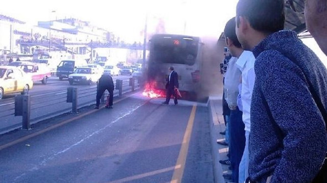 Yanan metrobüsteki yolcular tahliye edildi.