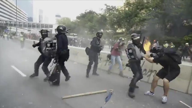 Hong Kong polisi ve göstericilerin sopalı kavgası kamerada