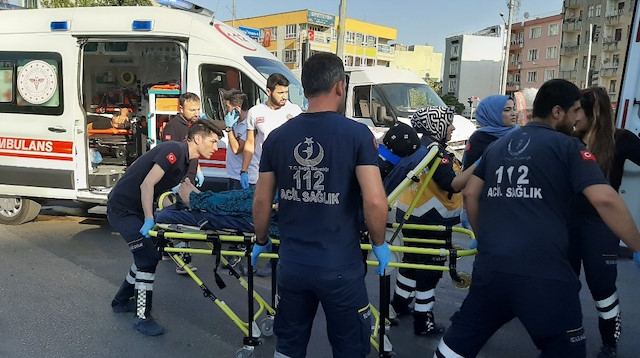 Yaralılar, çok sayıda ambulansla Adıyaman Eğitim ve Araştırma Hastanesine kaldırıldı.