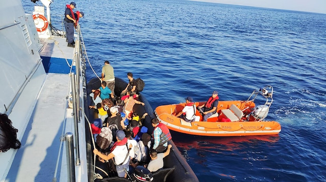 Lastik bot ile ülkeyi yasa dışı yollardan terk etmeye hazırlanan düzensiz göçmenler yakalandı.