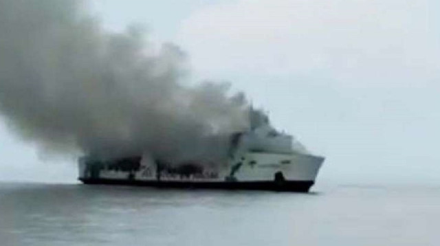 Endonezya'da yolcu gemisindeki yangın.