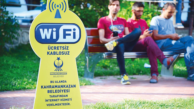 Kahramankazan Belediyesi, park ve bahçelere gelen vatandaşlara internet hizmeti sunuyor.