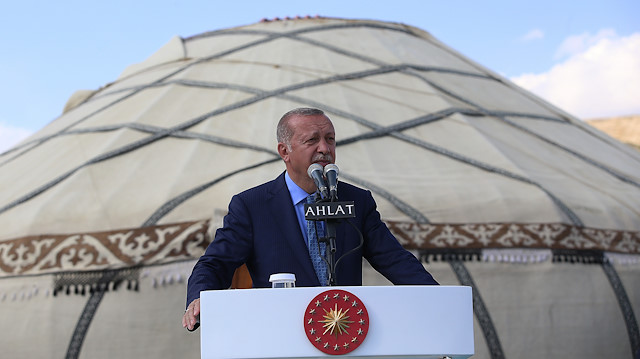 Cumhurbaşkanı Erdoğan, Malazgirt Zaferi'nin yıl dönümü dolayısıyla Ahlat'ta düzenlenen etkinliğe katıldı.