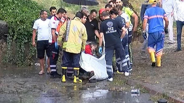 Sel felaketinde hayatını kaybeden evsiz Cici Baba lakaplı Sezai Güdek'in cansız bedeni itfaiye ekiplerince bulundu.