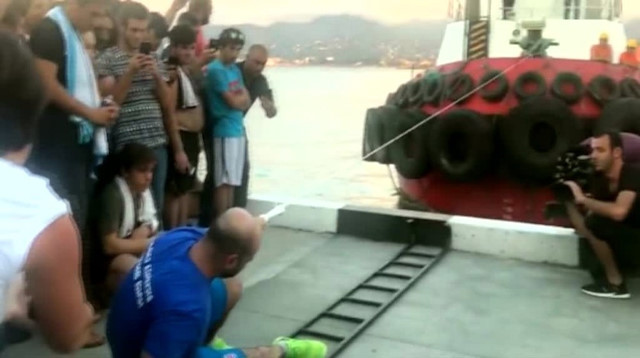 29 yaşındaki Gürcistanlı halterci Giorgi Rostomaşvili 200 tonluk tekneyi 5 metre boyunca çekti.