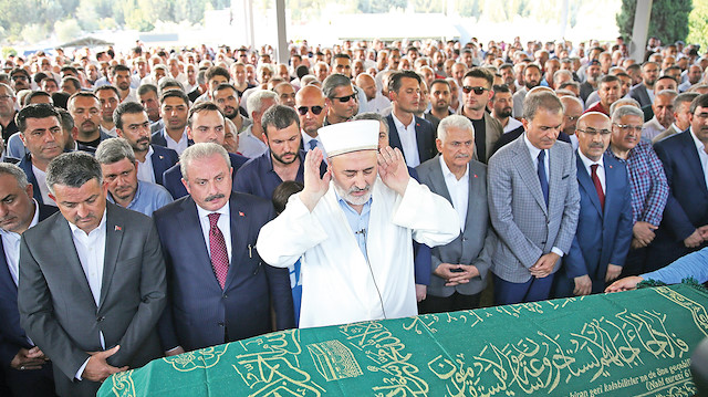 Cenaze namazına AK Parti’de Sarıeroğlu ile birlikte görev yapan siyasetçiler de katıldı.