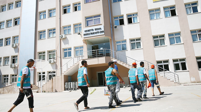 İzmir'de denetimli serbestlik durumundaki hükümlüler okullarda boya, tadilat ve temizlik işlerinde görev alıyor. 