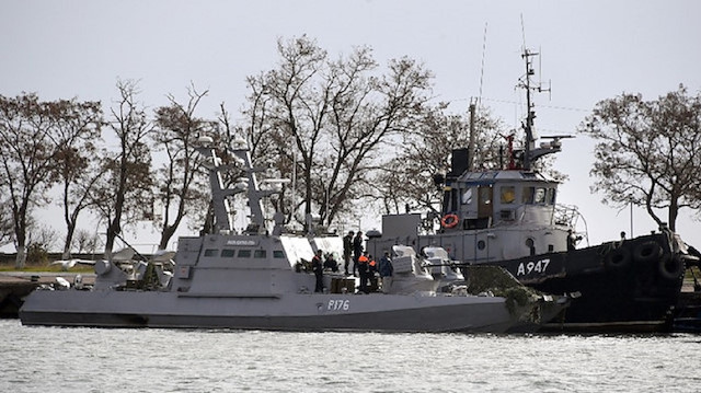 Rus Sahil Güvenliği tarafından vurulan 3 Ukrayna gemisinden savaş gemisi ve römork Kırım limanında görüntülenmişti.