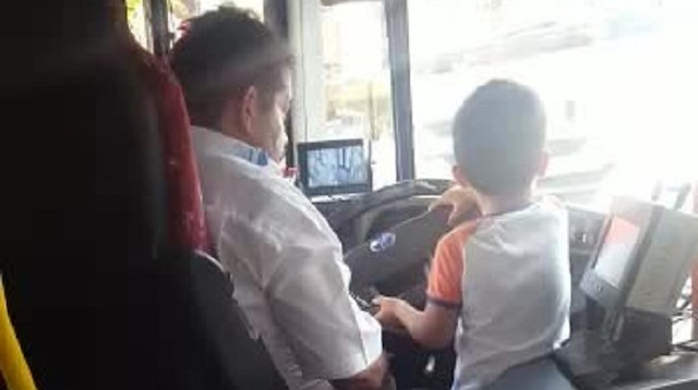 Bir yolcunun cep telefonu ile kayda aldığı görüntülerde, şoför küçük çocuğa otobüs sürdürdü