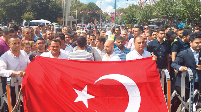 İBB'de görevlerine son verilen işçiler Ekrem İmamoğlu'nu protesto etti.