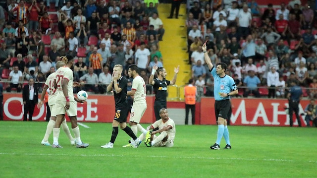 Karşılaşmada Kayserispor'da 3, Galatasaray'da 1 oyuncu ve teknik heyetten Ümit Davala kırmızı kart gördü.