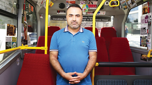 Mehmet Şirin, minibüsünde yer alan sosyal mesajlarla yolcularına farkındalık kazandırmaya çalışıyor.