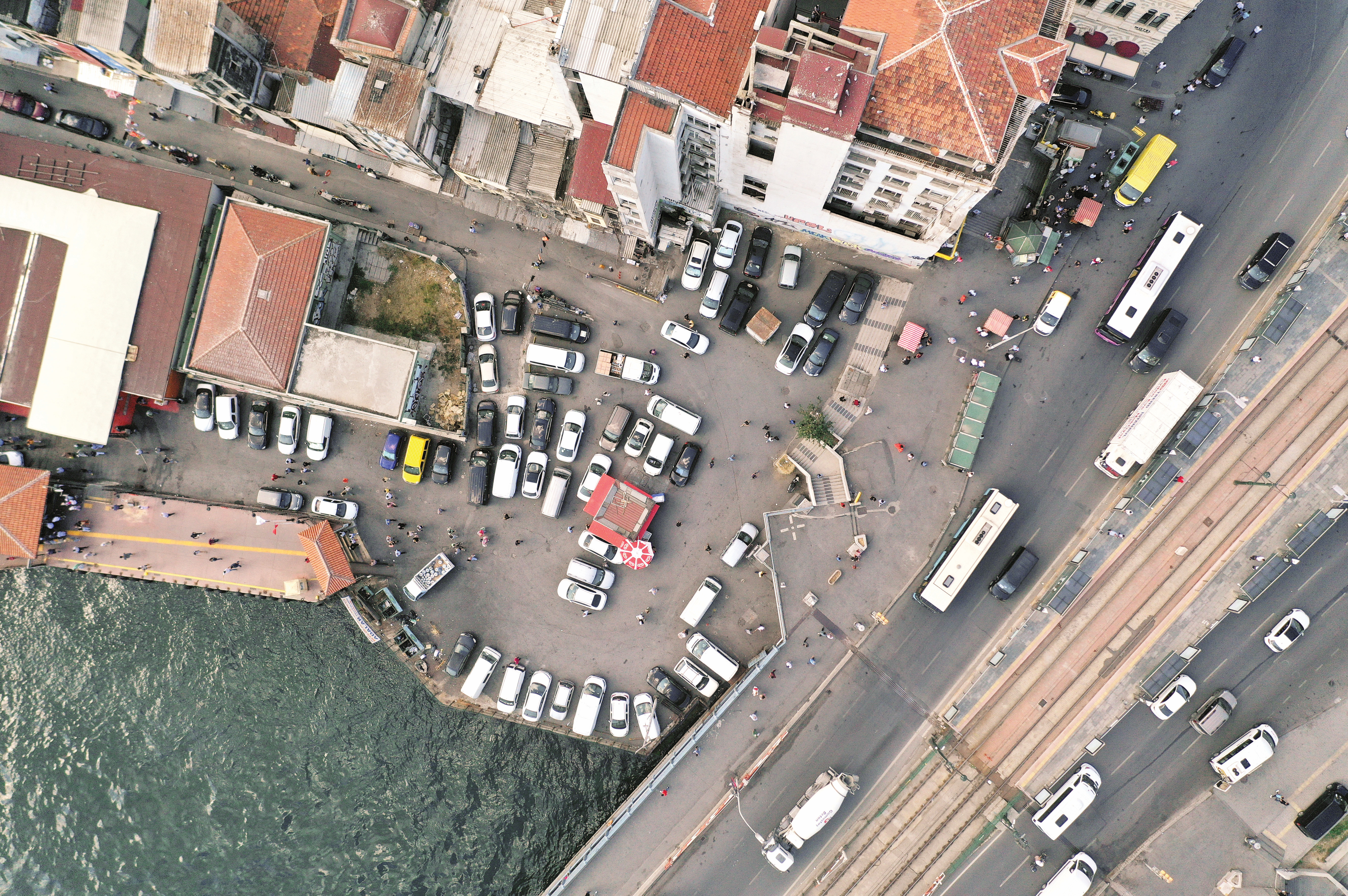 İstanbul’un en büyük sorunlarının başında kuşkusuz otopark sıkıntısı geliyor.