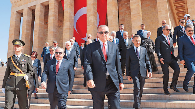 Cumhurbaşkanı Erdoğan ve beraberindeki heyet Anıtkabir'i ziyaret etti.