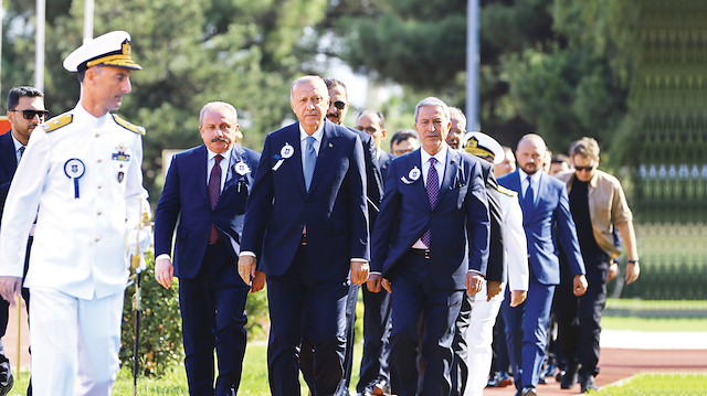 Recep Tayyip Erdoğan (Ortada) Hulusi Akar (Sağda) 
Mustafa Şentop (Solda)